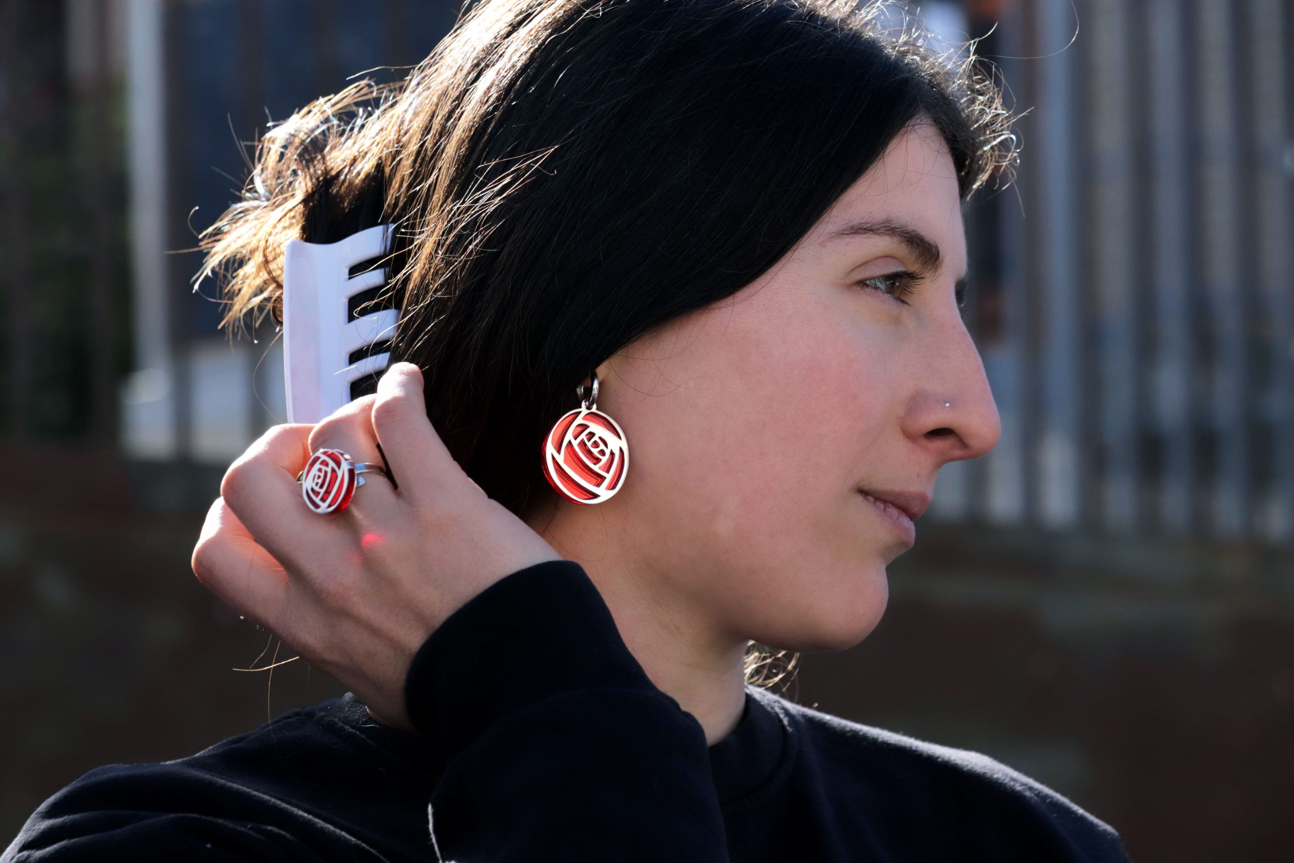 pendientes-alice-modelo-02 Pendientes y anillo Alice con modelo