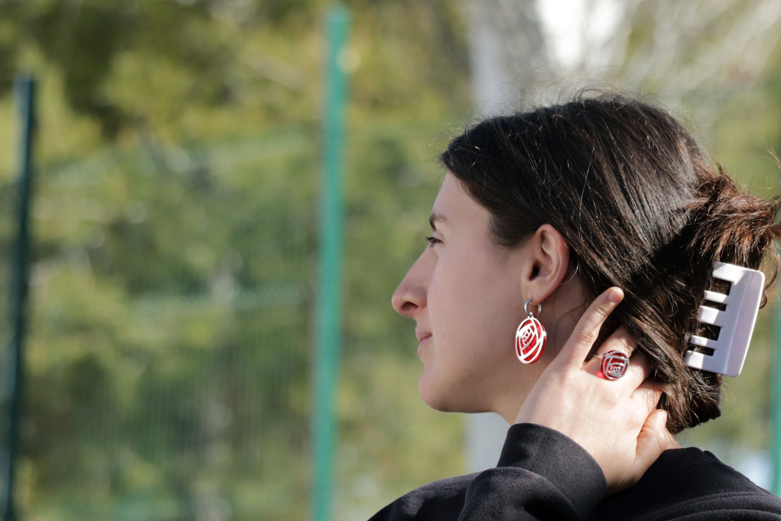 pendientes-anillo-alice-modelo Pendientes y anillo Alice con modelo